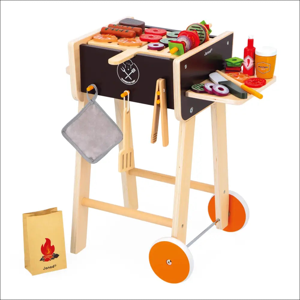 Barbacoa de madera con comida y utensilios en la Cocinita-Barbacoa para niños