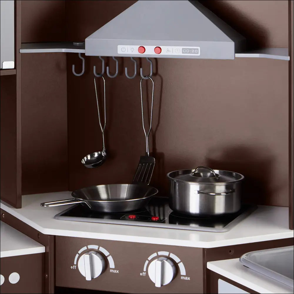 Cocinita esquinada de Amazon Basics con puertas interactivas, estufa y utensilios