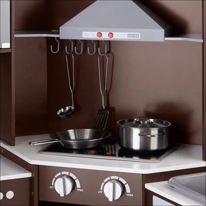 Cocinita esquinada de Amazon Basics con puertas interactivas, estufa y utensilios