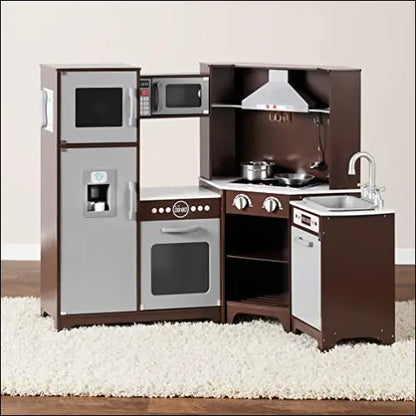 Cocinita Esquinada de Amazon Basics con puertas interactivas y accesorios en tonos marrones