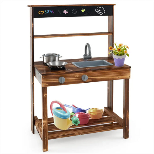 Cocinita exterior de madera con fregadero, cocina y pizarra para juegos al aire libre