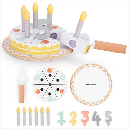 Tarta de cumpleaños de madera Mamabrum con velas y elementos decorativos