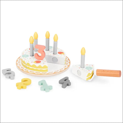 Tarta de cumpleaños de madera Mamabrum con velas, rebanadas y números decorativos