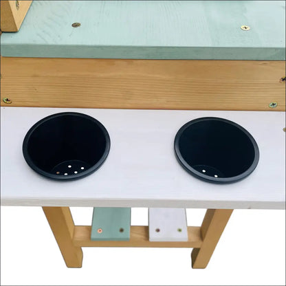 Mesa de trabajo de madera con agujeros circulares en la Cocinita Exterior AXI