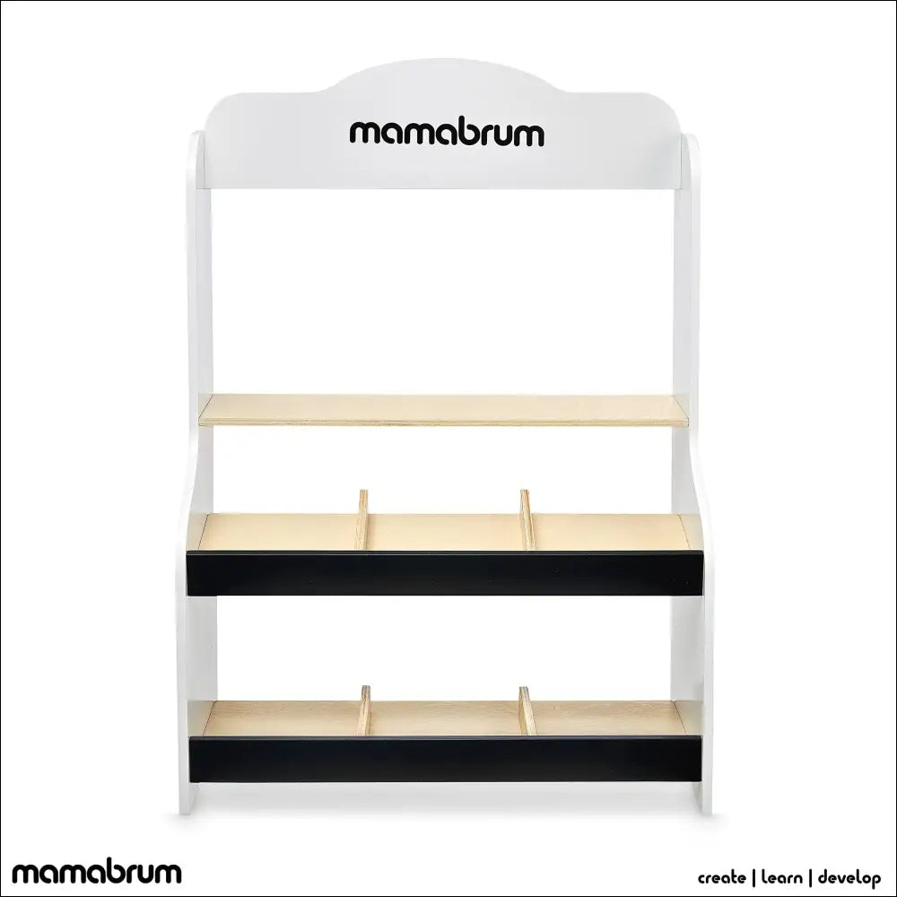 Estante de madera con el logo Mamabrum en el Minimarket de madera para niños