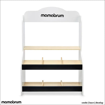 Estante de madera con el logo Mamabrum en el Minimarket de madera para niños