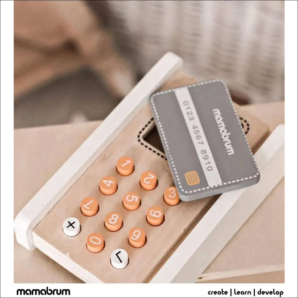 Dispositivo estilo calculadora con botones naranjas y tarjeta en MINIMARKET de Madera