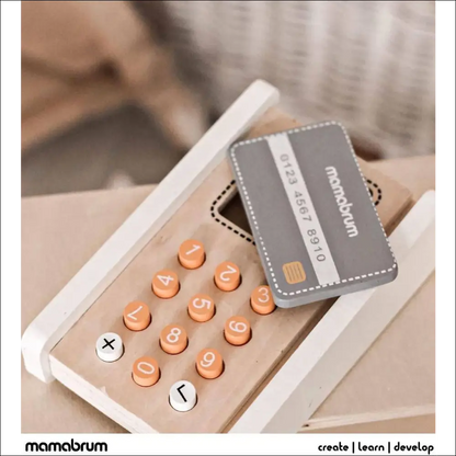 Dispositivo estilo calculadora con botones naranjas y tarjeta en MINIMARKET de Madera